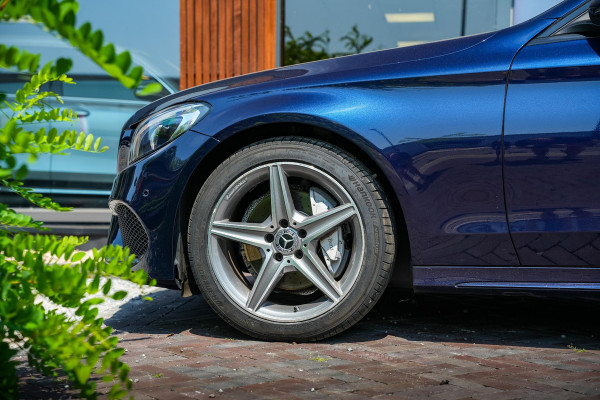 Mercedes-Benz C-Klasse 180 Business Solution AMG Panoramadak 3D Burmester Ambient Camera Stoelverwarming Leer Cruise Control