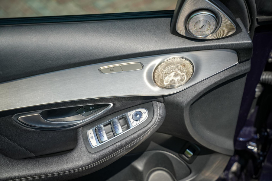 Mercedes-Benz C-Klasse 180 Business Solution AMG Panoramadak 3D Burmester Ambient Camera Stoelverwarming Leer Cruise Control