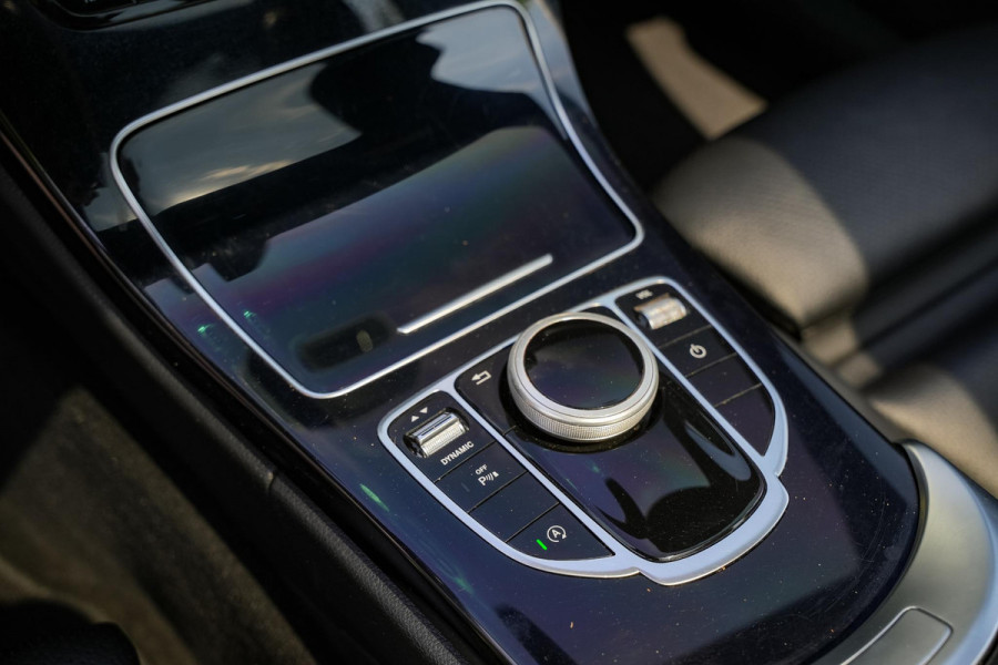 Mercedes-Benz C-Klasse 180 Business Solution AMG Panoramadak 3D Burmester Ambient Camera Stoelverwarming Leer Cruise Control