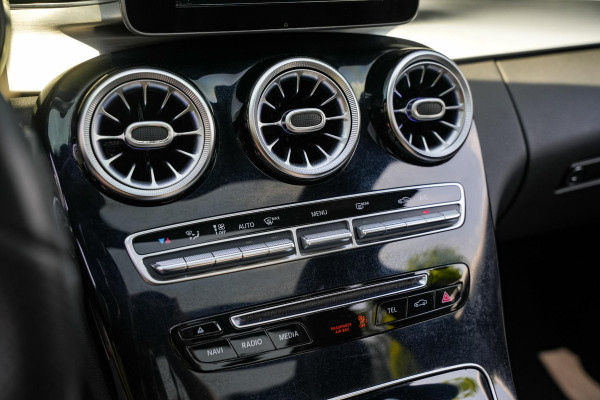 Mercedes-Benz C-Klasse 180 Business Solution AMG Panoramadak 3D Burmester Ambient Camera Stoelverwarming Leer Cruise Control