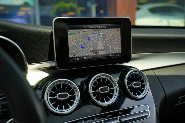 Mercedes-Benz C-Klasse 180 Business Solution AMG Panoramadak 3D Burmester Ambient Camera Stoelverwarming Leer Cruise Control
