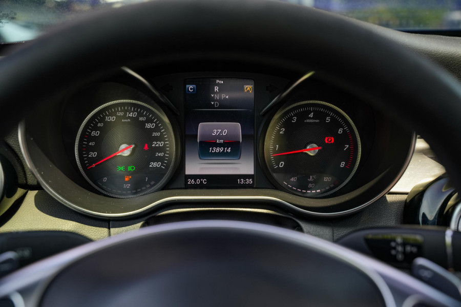 Mercedes-Benz C-Klasse 180 Business Solution AMG Panoramadak 3D Burmester Ambient Camera Stoelverwarming Leer Cruise Control