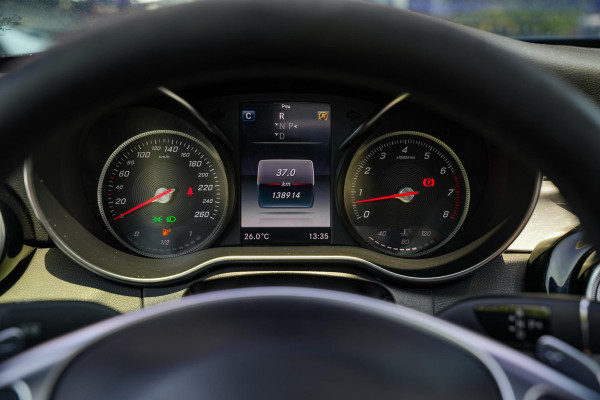 Mercedes-Benz C-Klasse 180 Business Solution AMG Panoramadak 3D Burmester Ambient Camera Stoelverwarming Leer Cruise Control
