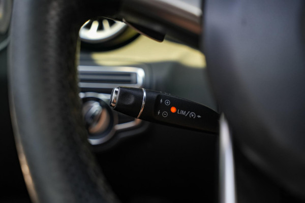 Mercedes-Benz C-Klasse 180 Business Solution AMG Panoramadak 3D Burmester Ambient Camera Stoelverwarming Leer Cruise Control