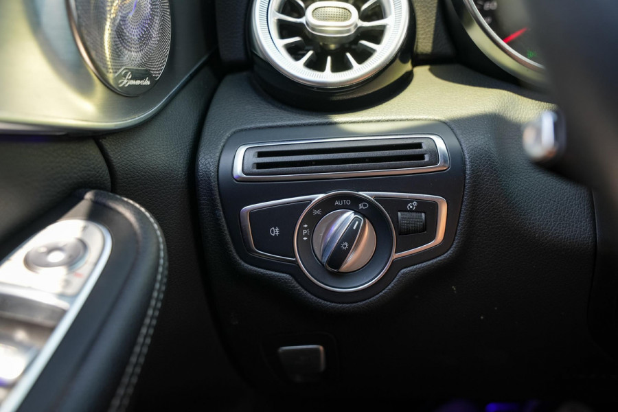 Mercedes-Benz C-Klasse 180 Business Solution AMG Panoramadak 3D Burmester Ambient Camera Stoelverwarming Leer Cruise Control