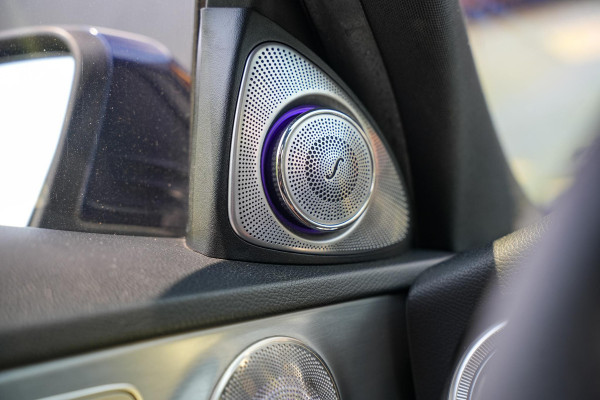 Mercedes-Benz C-Klasse 180 Business Solution AMG Panoramadak 3D Burmester Ambient Camera Stoelverwarming Leer Cruise Control