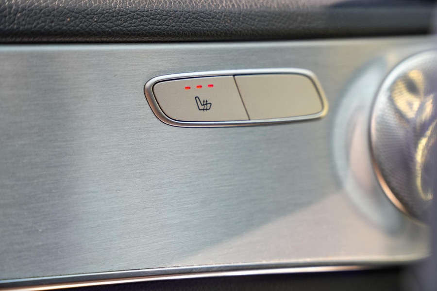 Mercedes-Benz C-Klasse 180 Business Solution AMG Panoramadak 3D Burmester Ambient Camera Stoelverwarming Leer Cruise Control