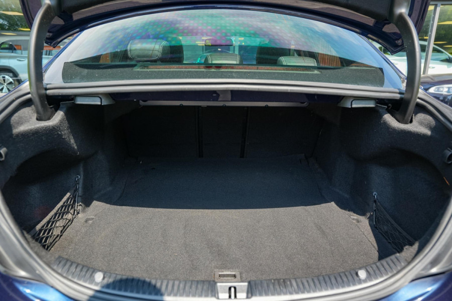Mercedes-Benz C-Klasse 180 Business Solution AMG Panoramadak 3D Burmester Ambient Camera Stoelverwarming Leer Cruise Control