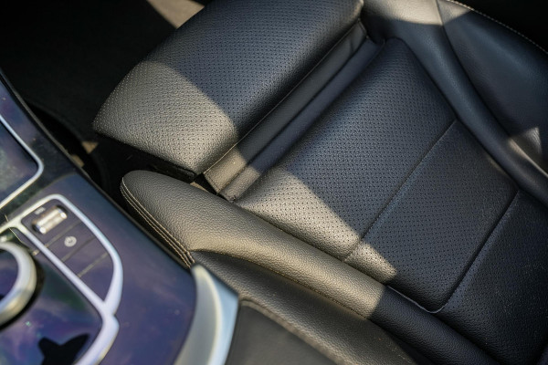 Mercedes-Benz C-Klasse 180 Business Solution AMG Panoramadak 3D Burmester Ambient Camera Stoelverwarming Leer Cruise Control