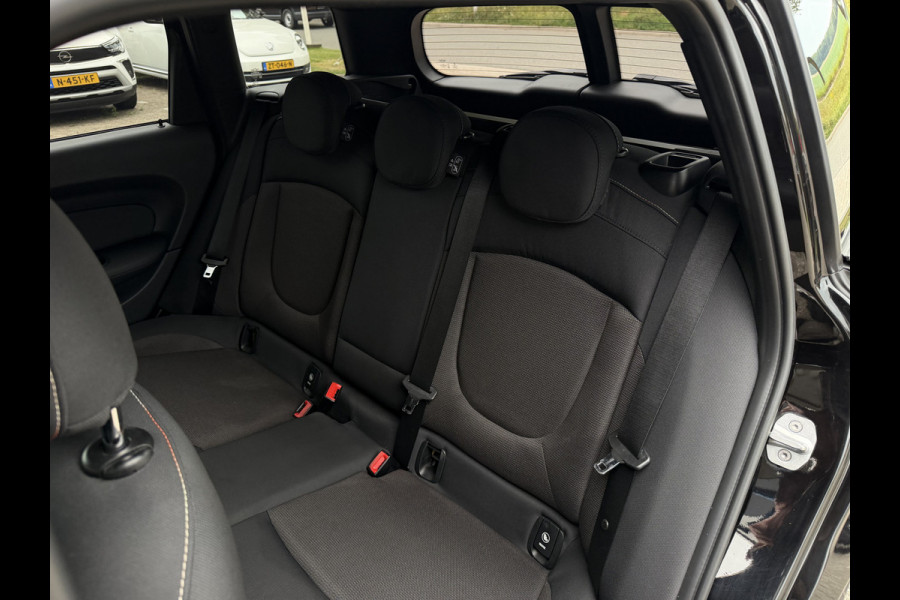 MINI Clubman 1.5 One / Automaat / Stoelverwarming / 17'' LM / Sensoren achter /