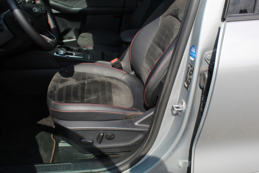 Ford Kuga 2.5 PHEV ST-Line X , 1500kg Trekgewicht , Slechts 35000km Navigatie, Stoel,stuur en voorruitverwarming, Climate control Trekhaak , Bluetooth , Head-up display , BenO audio systeem