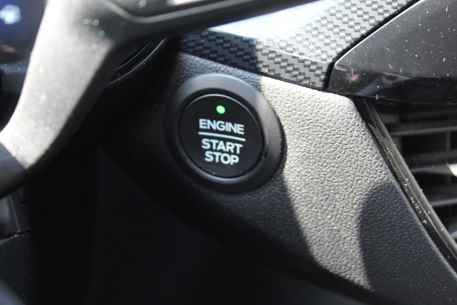 Ford Kuga 2.5 PHEV ST-Line X , 1500kg Trekgewicht , Slechts 35000km Navigatie, Stoel,stuur en voorruitverwarming, Climate control Trekhaak , Bluetooth , Head-up display , BenO audio systeem