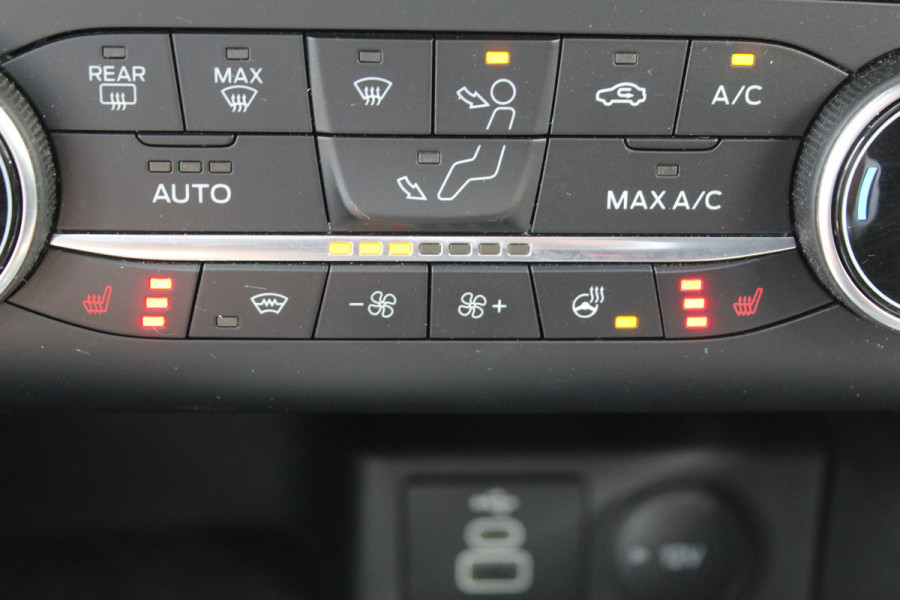 Ford Kuga 2.5 PHEV ST-Line X , 1500kg Trekgewicht , Slechts 35000km Navigatie, Stoel,stuur en voorruitverwarming, Climate control Trekhaak , Bluetooth , Head-up display , BenO audio systeem