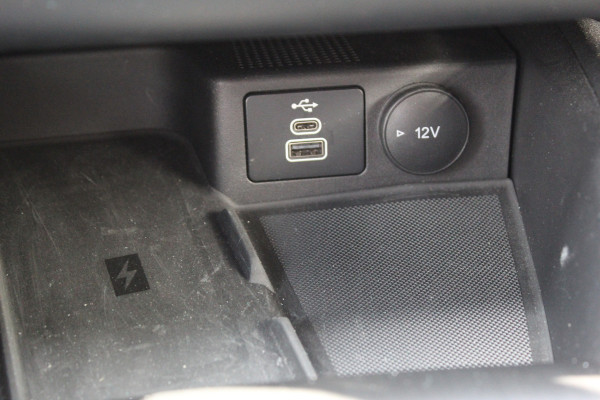 Ford Kuga 2.5 PHEV ST-Line X , 1500kg Trekgewicht , Slechts 35000km Navigatie, Stoel,stuur en voorruitverwarming, Climate control Trekhaak , Bluetooth , Head-up display , BenO audio systeem