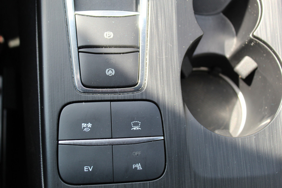 Ford Kuga 2.5 PHEV ST-Line X , 1500kg Trekgewicht , Slechts 35000km Navigatie, Stoel,stuur en voorruitverwarming, Climate control Trekhaak , Bluetooth , Head-up display , BenO audio systeem