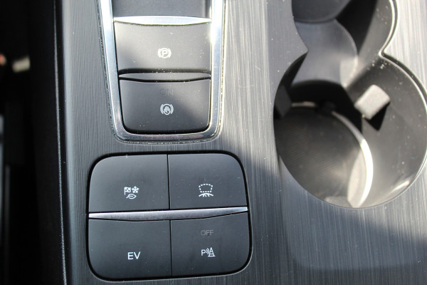 Ford Kuga 2.5 PHEV ST-Line X , 1500kg Trekgewicht , Slechts 35000km Navigatie, Stoel,stuur en voorruitverwarming, Climate control Trekhaak , Bluetooth , Head-up display , BenO audio systeem