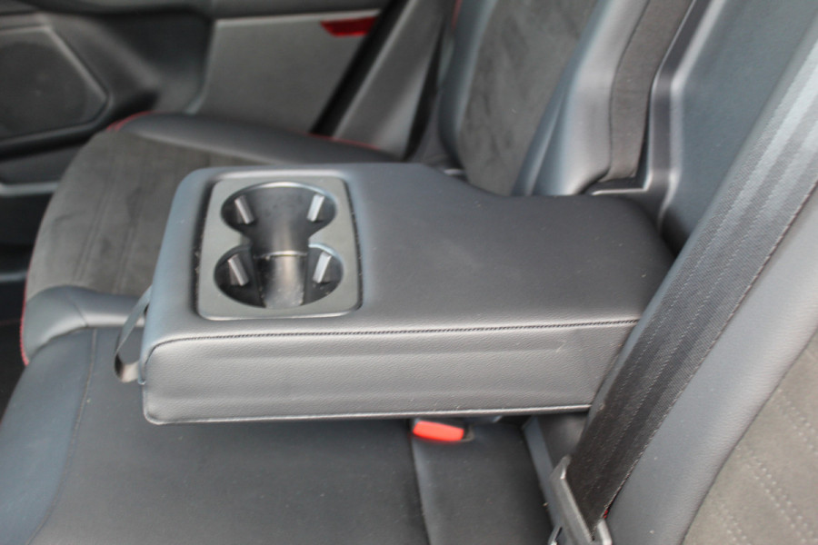 Ford Kuga 2.5 PHEV ST-Line X , 1500kg Trekgewicht , Slechts 35000km Navigatie, Stoel,stuur en voorruitverwarming, Climate control Trekhaak , Bluetooth , Head-up display , BenO audio systeem