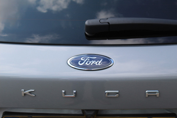 Ford Kuga 2.5 PHEV ST-Line X , 1500kg Trekgewicht , Slechts 35000km Navigatie, Stoel,stuur en voorruitverwarming, Climate control Trekhaak , Bluetooth , Head-up display , BenO audio systeem
