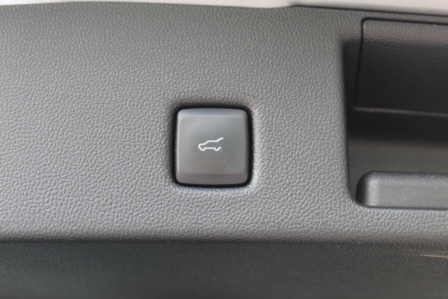 Ford Kuga 2.5 PHEV ST-Line X , 1500kg Trekgewicht , Slechts 35000km Navigatie, Stoel,stuur en voorruitverwarming, Climate control Trekhaak , Bluetooth , Head-up display , BenO audio systeem