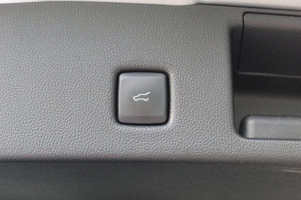 Ford Kuga 2.5 PHEV ST-Line X , 1500kg Trekgewicht , Slechts 35000km Navigatie, Stoel,stuur en voorruitverwarming, Climate control Trekhaak , Bluetooth , Head-up display , BenO audio systeem