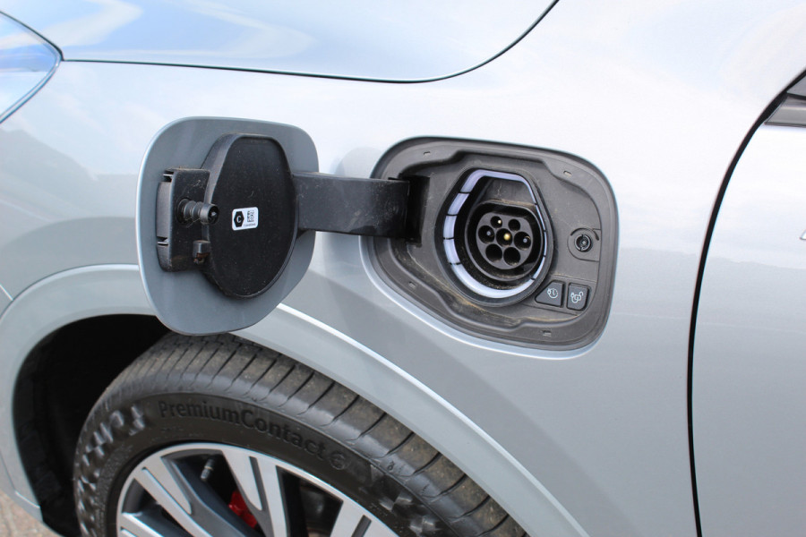 Ford Kuga 2.5 PHEV ST-Line X , 1500kg Trekgewicht , Slechts 35000km Navigatie, Stoel,stuur en voorruitverwarming, Climate control Trekhaak , Bluetooth , Head-up display , BenO audio systeem