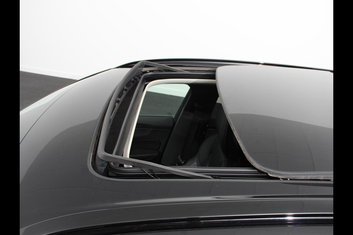 Volvo XC60 2.0 T6 Plug-in hybrid AWD Ultimate Dark Luchtvering Electrisch Panorama dak Google Services Dab Camera Half Leder Seat Comfort Pack