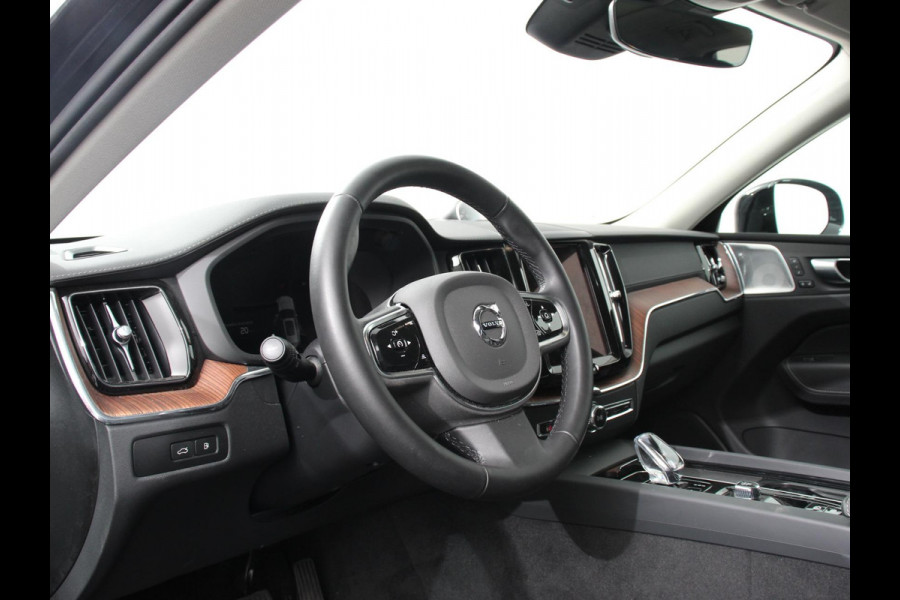 Volvo XC60 2.0 T6 Plug-in hybrid AWD Ultimate Dark Luchtvering Electrisch Panorama dak Google Services Dab Camera Half Leder Seat Comfort Pack