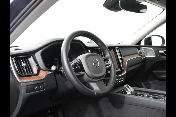 Volvo XC60 2.0 T6 Plug-in hybrid AWD Ultimate Dark Luchtvering Electrisch Panorama dak Google Services Dab Camera Half Leder Seat Comfort Pack