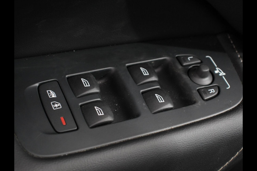 Volvo XC60 2.0 T6 Plug-in hybrid AWD Ultimate Dark Luchtvering Electrisch Panorama dak Google Services Dab Camera Half Leder Seat Comfort Pack