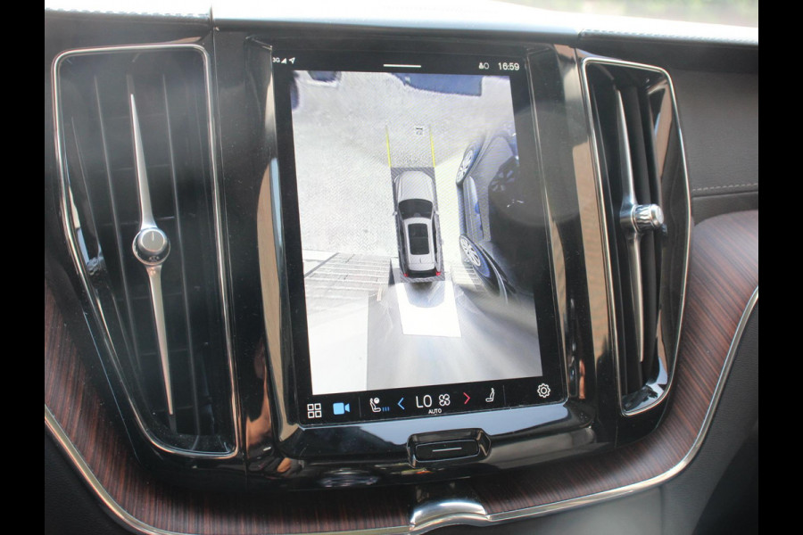 Volvo XC60 2.0 T6 Plug-in hybrid AWD Ultimate Dark Luchtvering Electrisch Panorama dak Google Services Dab Camera Half Leder Seat Comfort Pack