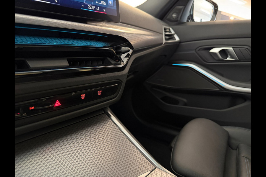 BMW 3 Serie Touring 330e G21 Touring LCI 292PK XTRA BOOST LONG RANGE FACELIFT PANO LEER TREKHAAK HARMAN KARDON SHADOWLINE NIEUWSTA