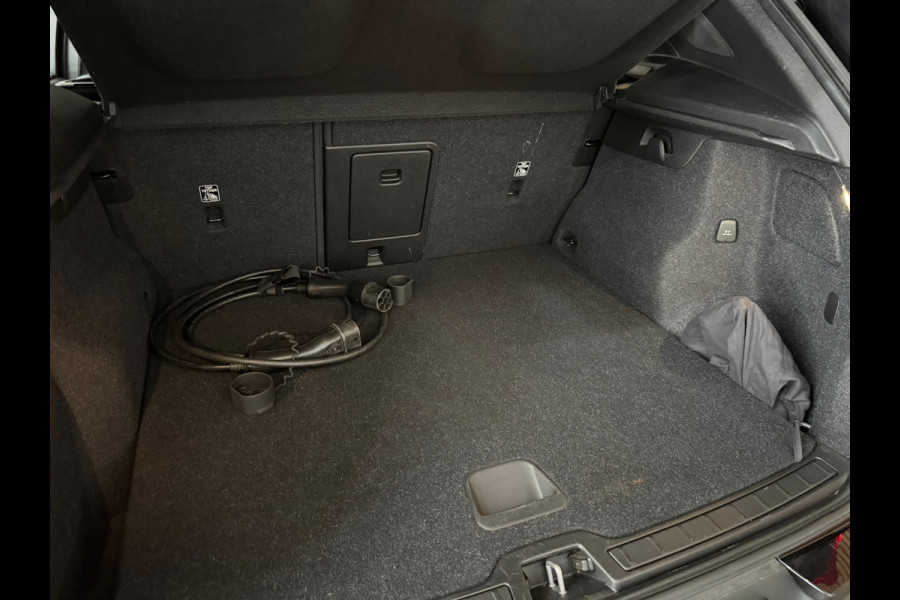 Volvo XC40 Recharge P8 AWD R-Design | Pano | Harman Kardon | BLIS | IntelliSafe Pro | Google | Keyless | Warmtepomp | NAP