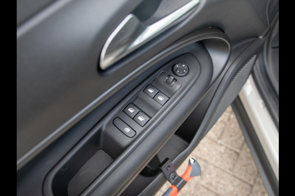 Jeep Avenger Black Edition 54 kWh | Winter Pack | Infotainment&Convenience Pack | Schuif/Kanteldak | Bicolore