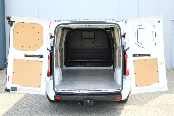 Ford Transit Custom 300 2.0-108pk TDCI L2H1 Trend. Erg nette Ford Transit Custom, die u nog jaren van dienst kan zijn ! Airco, voorraamverw., trekhaak, cruise control, camera, parkeersensoren v+a, 3-zits, laadruimte betimmerd etc.