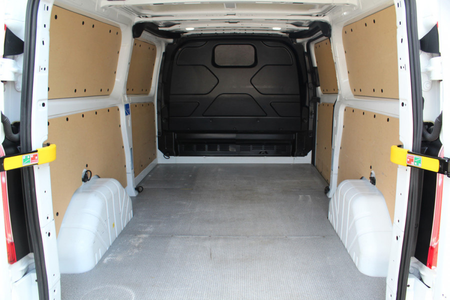 Ford Transit Custom 300 2.0-108pk TDCI L2H1 Trend. Erg nette Ford Transit Custom, die u nog jaren van dienst kan zijn ! Airco, voorraamverw., trekhaak, cruise control, camera, parkeersensoren v+a, 3-zits, laadruimte betimmerd etc.