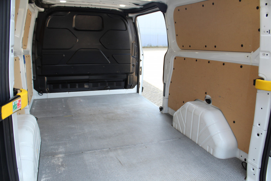 Ford Transit Custom 300 2.0-108pk TDCI L2H1 Trend. Erg nette Ford Transit Custom, die u nog jaren van dienst kan zijn ! Airco, voorraamverw., trekhaak, cruise control, camera, parkeersensoren v+a, 3-zits, laadruimte betimmerd etc.