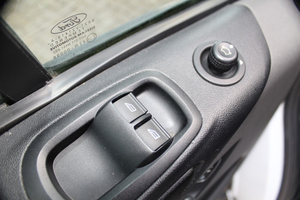 Ford Transit Custom 300 2.0-108pk TDCI L2H1 Trend. Erg nette Ford Transit Custom, die u nog jaren van dienst kan zijn ! Airco, voorraamverw., trekhaak, cruise control, camera, parkeersensoren v+a, 3-zits, laadruimte betimmerd etc.