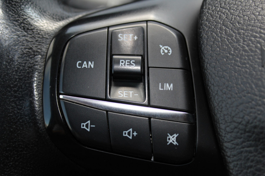 Ford Transit Custom 300 2.0-108pk TDCI L2H1 Trend. Erg nette Ford Transit Custom, die u nog jaren van dienst kan zijn ! Airco, voorraamverw., trekhaak, cruise control, camera, parkeersensoren v+a, 3-zits, laadruimte betimmerd etc.
