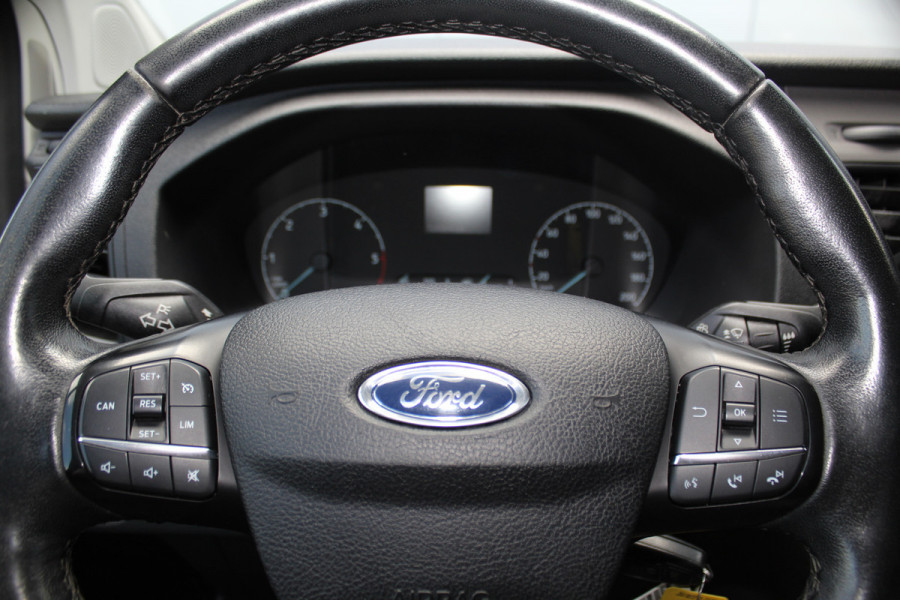 Ford Transit Custom 300 2.0-108pk TDCI L2H1 Trend. Erg nette Ford Transit Custom, die u nog jaren van dienst kan zijn ! Airco, voorraamverw., trekhaak, cruise control, camera, parkeersensoren v+a, 3-zits, laadruimte betimmerd etc.