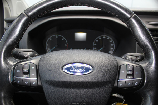 Ford Transit Custom 300 2.0-108pk TDCI L2H1 Trend. Erg nette Ford Transit Custom, die u nog jaren van dienst kan zijn ! Airco, voorraamverw., trekhaak, cruise control, camera, parkeersensoren v+a, 3-zits, laadruimte betimmerd etc.
