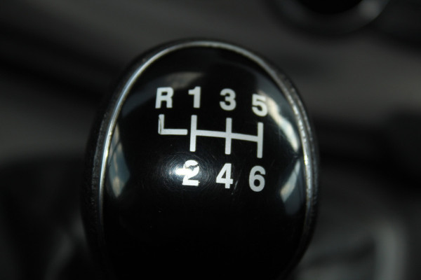 Ford Transit Custom 300 2.0-108pk TDCI L2H1 Trend. Erg nette Ford Transit Custom, die u nog jaren van dienst kan zijn ! Airco, voorraamverw., trekhaak, cruise control, camera, parkeersensoren v+a, 3-zits, laadruimte betimmerd etc.