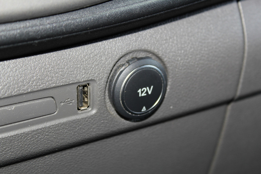 Ford Transit Custom 300 2.0-108pk TDCI L2H1 Trend. Erg nette Ford Transit Custom, die u nog jaren van dienst kan zijn ! Airco, voorraamverw., trekhaak, cruise control, camera, parkeersensoren v+a, 3-zits, laadruimte betimmerd etc.