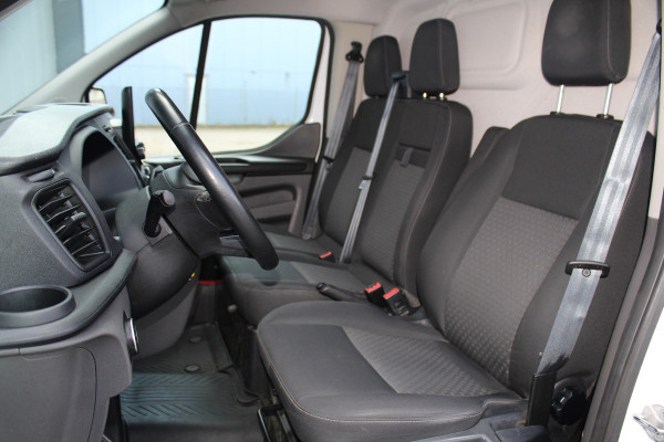 Ford Transit Custom 300 2.0-108pk TDCI L2H1 Trend. Erg nette Ford Transit Custom, die u nog jaren van dienst kan zijn ! Airco, voorraamverw., trekhaak, cruise control, camera, parkeersensoren v+a, 3-zits, laadruimte betimmerd etc.