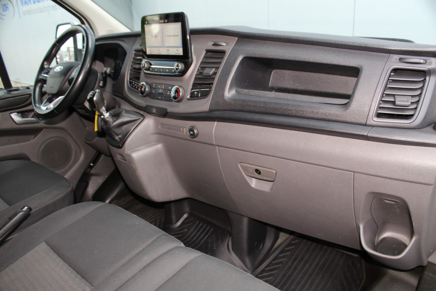 Ford Transit Custom 300 2.0-108pk TDCI L2H1 Trend. Erg nette Ford Transit Custom, die u nog jaren van dienst kan zijn ! Airco, voorraamverw., trekhaak, cruise control, camera, parkeersensoren v+a, 3-zits, laadruimte betimmerd etc.