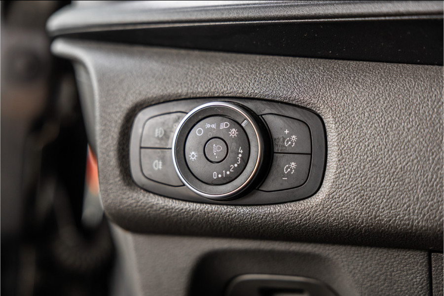 Ford Transit Custom 320 2.0 TDCI L2H1 Limited DC | Blind Spot | Navigatie | Camera | CarPlay | Trekhaak | Stoelverwarming | 5-Zitter | Euro 6