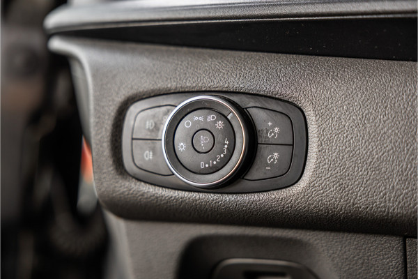 Ford Transit Custom 320 2.0 TDCI L2H1 Limited DC | Blind Spot | Navigatie | Camera | CarPlay | Trekhaak | Stoelverwarming | 5-Zitter | Euro 6