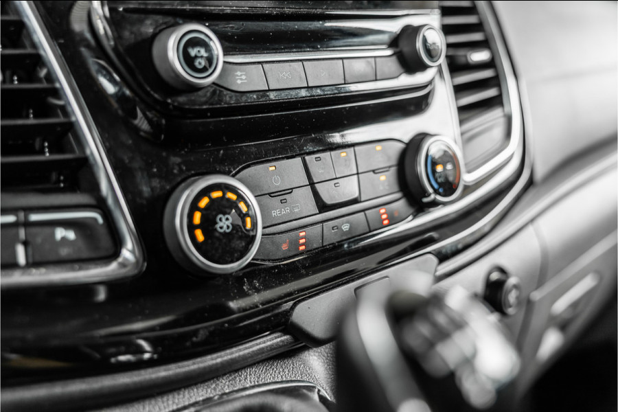 Ford Transit Custom 320 2.0 TDCI L2H1 Limited DC | Blind Spot | Navigatie | Camera | CarPlay | Trekhaak | Stoelverwarming | 5-Zitter | Euro 6