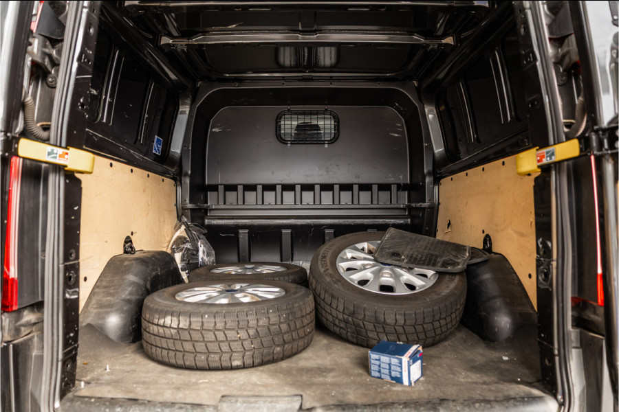 Ford Transit Custom 320 2.0 TDCI L2H1 Limited DC | Blind Spot | Navigatie | Camera | CarPlay | Trekhaak | Stoelverwarming | 5-Zitter | Euro 6