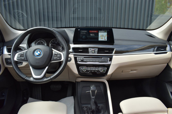 BMW X1 XDrive25e High Executive | PANO | 1E EIG | DEALER | LEDER | CAMERA | NAVI PROF | SPORTSTOELEN