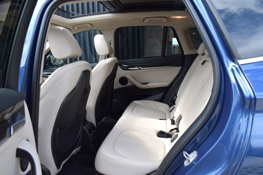 BMW X1 XDrive25e High Executive | PANO | 1E EIG | DEALER | LEDER | CAMERA | NAVI PROF | SPORTSTOELEN